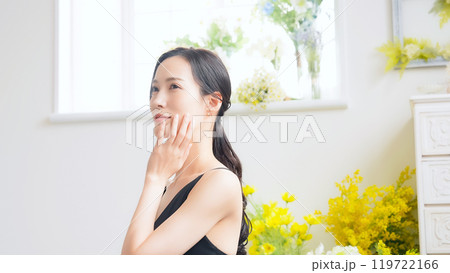 女性の美容ポートレート スキンケア コスメ 女性の美容ポートレート スキンケア コスメ 119722166
