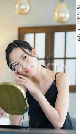 暗い部屋でスキンケアする女性 119722193