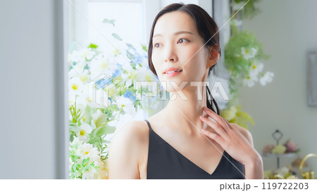 女性の美容ポートレート　スキンケア　コスメ 119722203