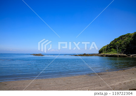 ヤシの木の生える、一年中海の家が営業しているおしゃれなビーチ。 水平線に遠く富士山が見えている。 ヤシの木の生える、一年中海の家が営業しているおしゃれなビーチ。 水平線に遠く富士山が見えている。 119722304