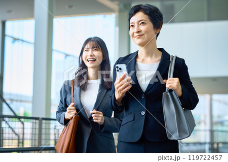 廊下を移動する2人のビジネスウーマン 119722457