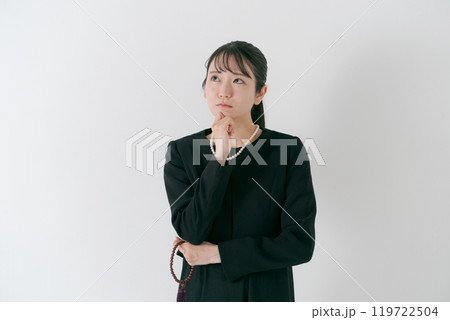 考える表情の喪服の女性 考える表情の喪服の女性 119722504