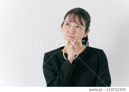 考える表情の喪服の女性 考える表情の喪服の女性 119722505