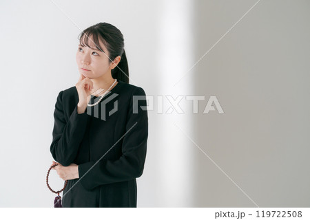 考える表情の喪服の女性 119722508