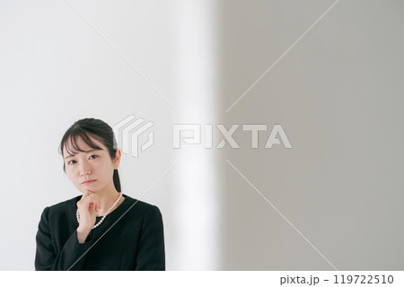 考える表情の喪服の女性 考える表情の喪服の女性 119722510