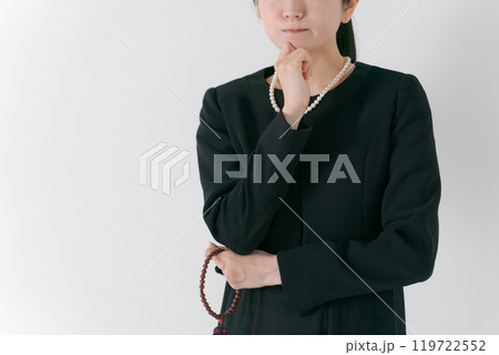 考える表情の喪服の女性 考える表情の喪服の女性 119722552