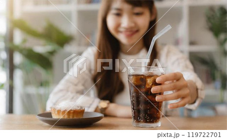 若い女性　ダイエット　コーラ 119722701