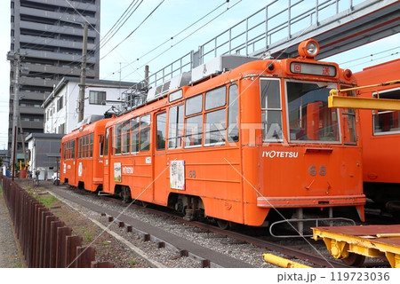 伊予鉄道古町車両工場に留置中の市内線モハ50形自社発注車（後期型） 119723036