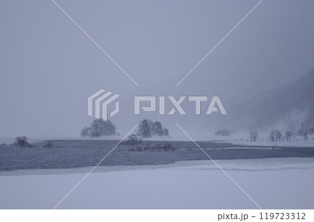 裏磐梯秋元湖津々と小雪が煙る山並みカラー3 119723312