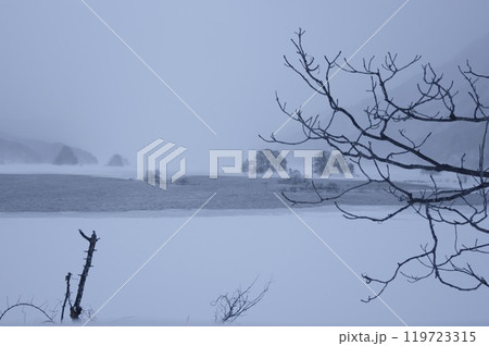 裏磐梯秋元湖津々と小雪が煙る山並みカラー5 裏磐梯秋元湖津々と小雪が煙る山並みカラー5 119723315