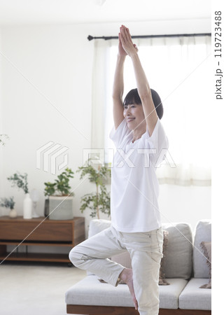 部屋でヨガをするミドル女性 部屋でヨガをするミドル女性 119723488