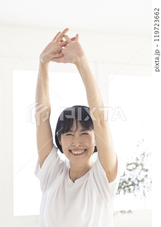部屋で体操をするミドル女性 部屋で体操をするミドル女性 119723662