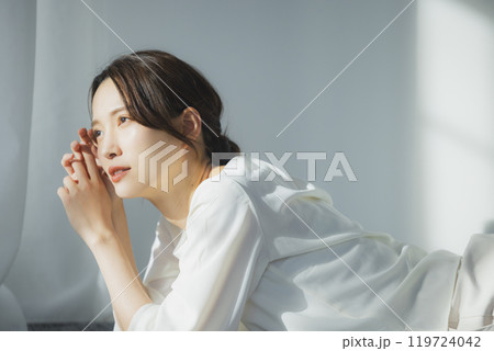 窓辺の若い女性 窓辺の若い女性 119724042