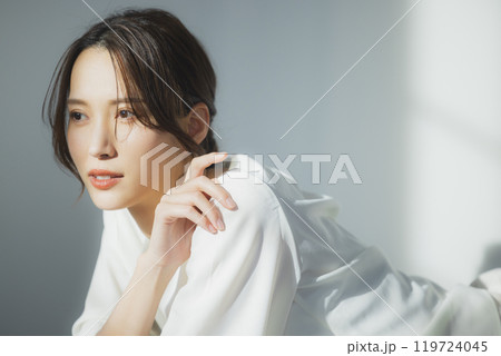 窓辺の若い女性  119724045