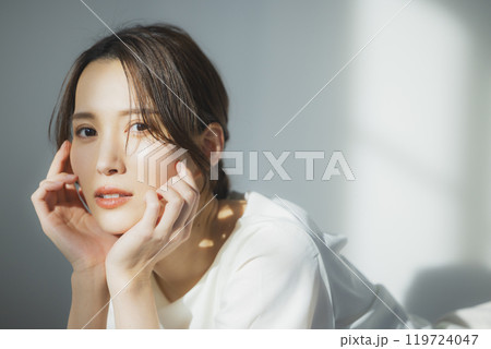 窓辺の若い女性  119724047