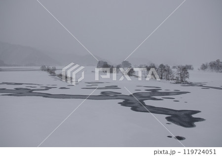 雪降る秋元湖展望台から上流の発電所から放流後湖面の氷紋2 雪降る秋元湖展望台から上流の発電所から放流後湖面の氷紋2 119724051