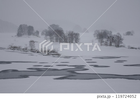 雪降る秋元湖展望台から上流の発電所から放流後湖面の氷紋3 雪降る秋元湖展望台から上流の発電所から放流後湖面の氷紋3 119724052