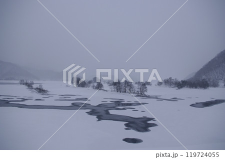 雪降る秋元湖展望台から上流の発電所から放流後湖面の氷紋6 雪降る秋元湖展望台から上流の発電所から放流後湖面の氷紋6 119724055
