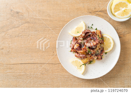 grilled octopus or squid with butter lemon sauce 119724070