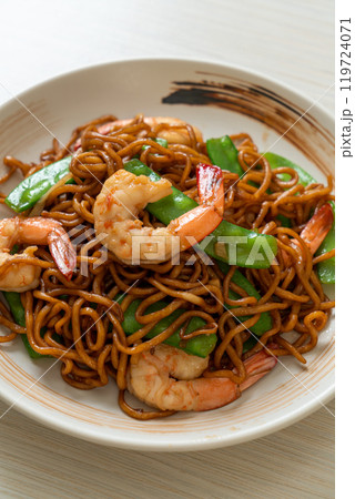 stir-fried yakisoba noodles with green peas and shrimps 119724071