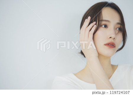 窓辺の若い女性    119724107