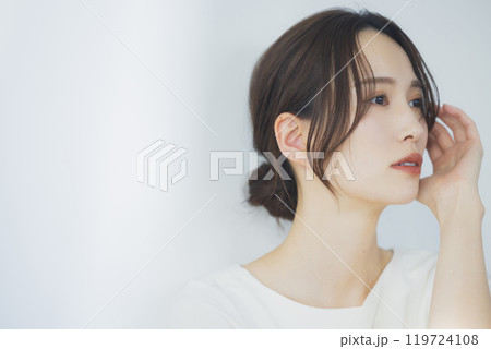 窓辺の若い女性 窓辺の若い女性 119724108