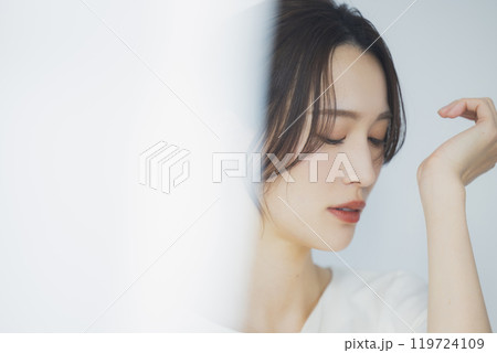 窓辺の若い女性    119724109