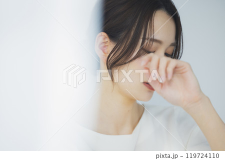 窓辺の若い女性    119724110