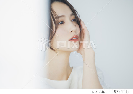 窓辺の若い女性    119724112