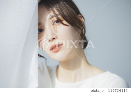 窓辺の若い女性    119724113