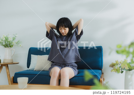 伸びをするルームウェアの若い女性 119724195