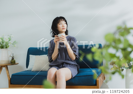 伸びをするルームウェアの若い女性 119724205