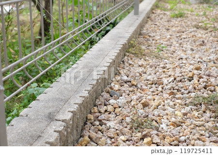 境界線ブロック 境界線フェンス 境界線ブロック 境界線フェンス 119725411