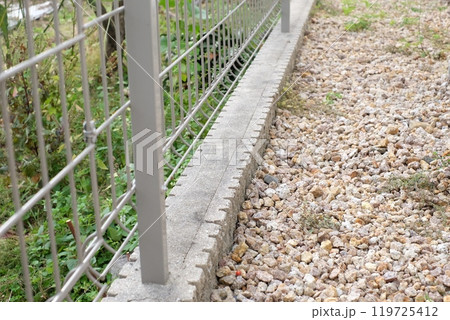 境界線ブロック　境界線フェンス 119725412