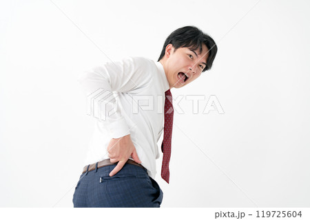 ビジネスマン　20代男性　ズボン　破れる 119725604