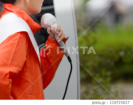 街頭でマイクを持って訴える女性 119725617