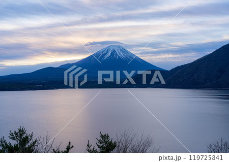 【富士山素材】本栖湖から見る曇りで傘雲をかぶった富士山【山梨県】 119725841