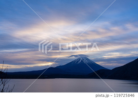 【富士山素材】本栖湖から見る曇りで傘雲をかぶった富士山【山梨県】 119725846