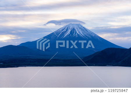 【富士山素材】本栖湖から見る曇りで傘雲をかぶった富士山【山梨県】 119725847