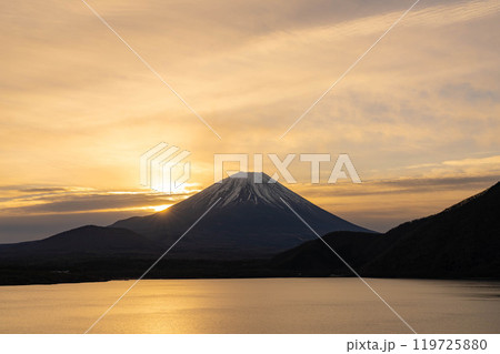 【富士山素材】本栖湖から見る日の出と朝焼けの風景【山梨県】 119725880
