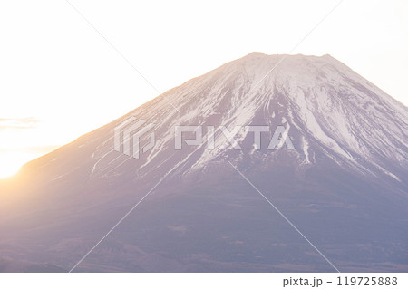 【富士山素材】本栖湖から見る日の出と朝焼けの風景【山梨県】 119725888