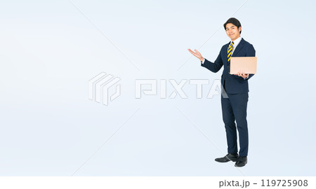 ノートパソコンを持って紹介するビジネスマンの全身写真 119725908