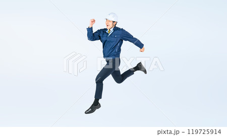 ジャンプする男性作業員の全身写真 119725914