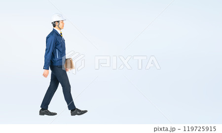 歩く男性作業員の全身写真 119725915