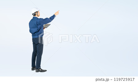 タブレットを持って点検する男性作業員の全身写真 119725917