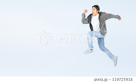 ジャンプするカジュアルウェアの男性の全身写真 ジャンプするカジュアルウェアの男性の全身写真 119725918