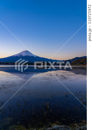 【富士山素材】冬の朝の河口湖から見た富士山【山梨県】 【富士山素材】冬の朝の河口湖から見た富士山【山梨県】 119725972