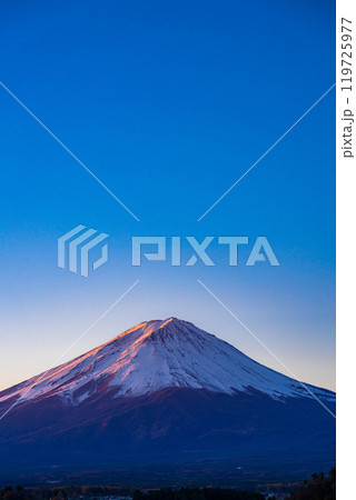 【富士山素材】冬の朝の河口湖から見た富士山【山梨県】 【富士山素材】冬の朝の河口湖から見た富士山【山梨県】 119725977