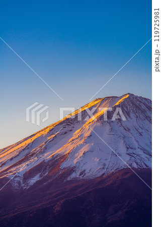 【富士山素材】冬の朝の河口湖から見た富士山【山梨県】 119725981