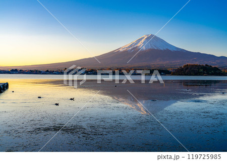 【富士山素材】冬の朝の河口湖から見た富士山【山梨県】 【富士山素材】冬の朝の河口湖から見た富士山【山梨県】 119725985